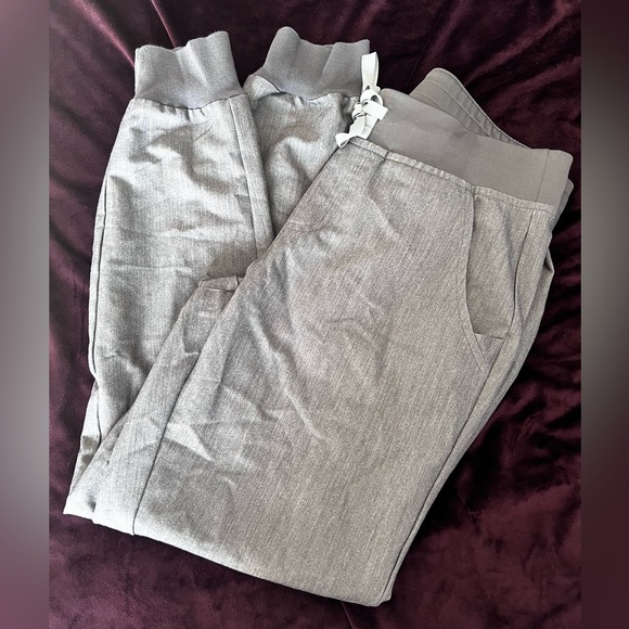 Figs Scrub Set (Graphite Color) - Picture 4 of 10